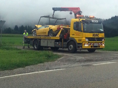 Lamborghini Diablo được xe cứu hộ chở đi sau vụ tai nạn
